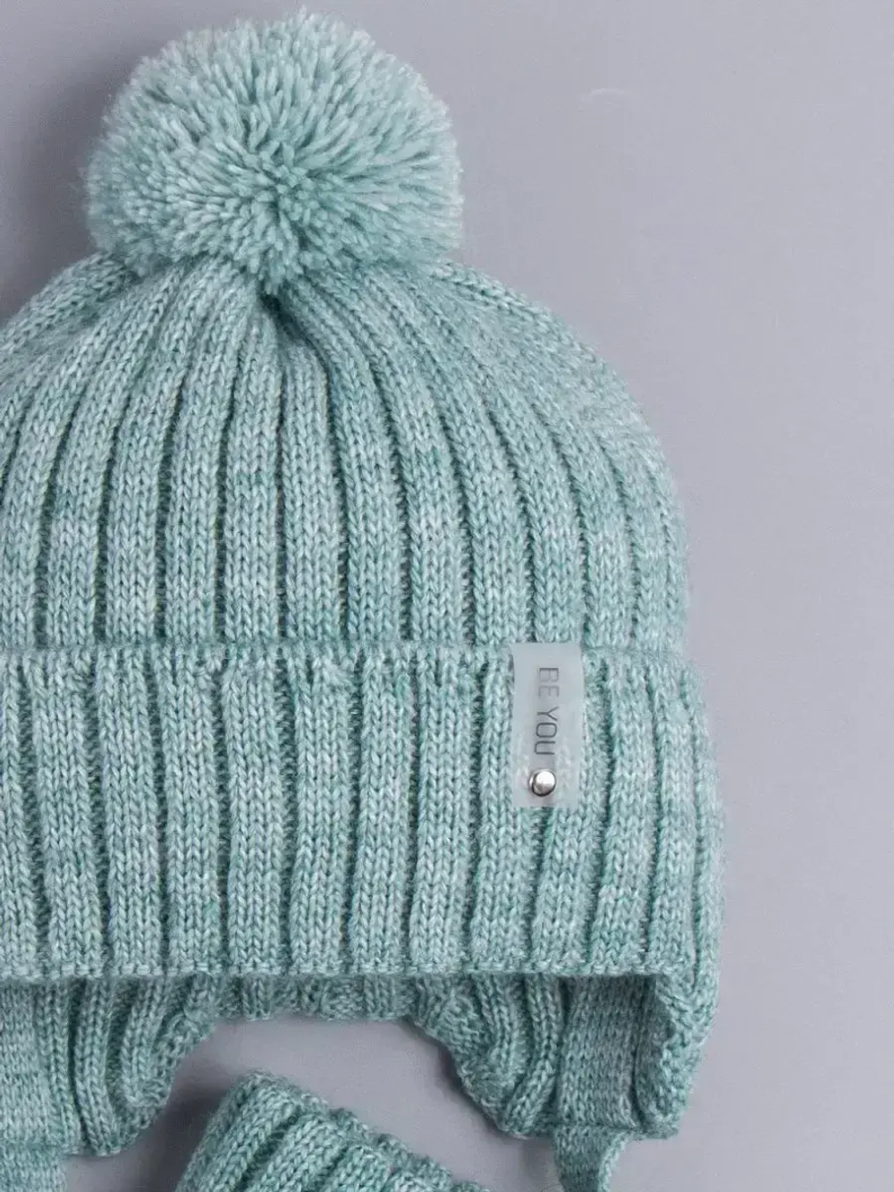 Шапка осенняя для мальчика на завязках и снуд