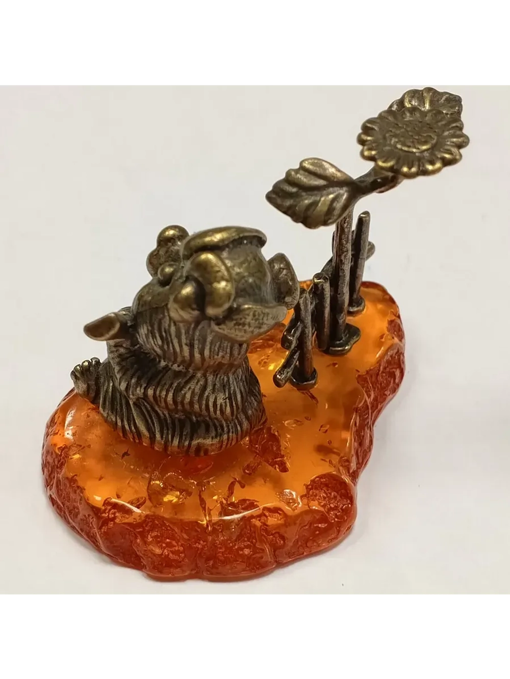 Бронзовая статуэтка на янтаре