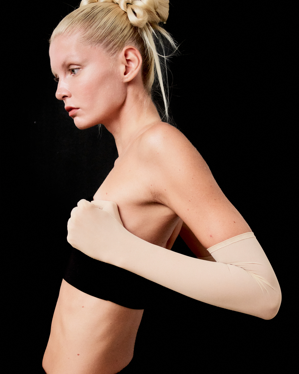 Перчатки из коричневой сетки выше локтя