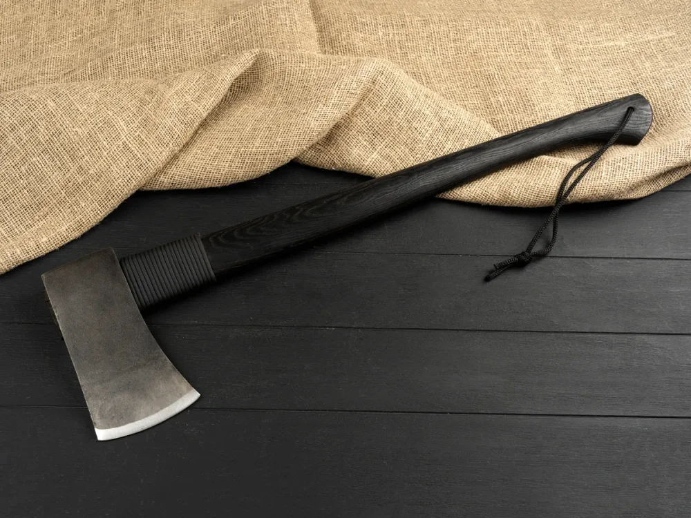 Валочный кованый топор, рукоять черный мореный ясень