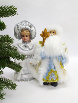 Снегурочка в белой с серебром шубе и кокошнике 30см Triumph Nord