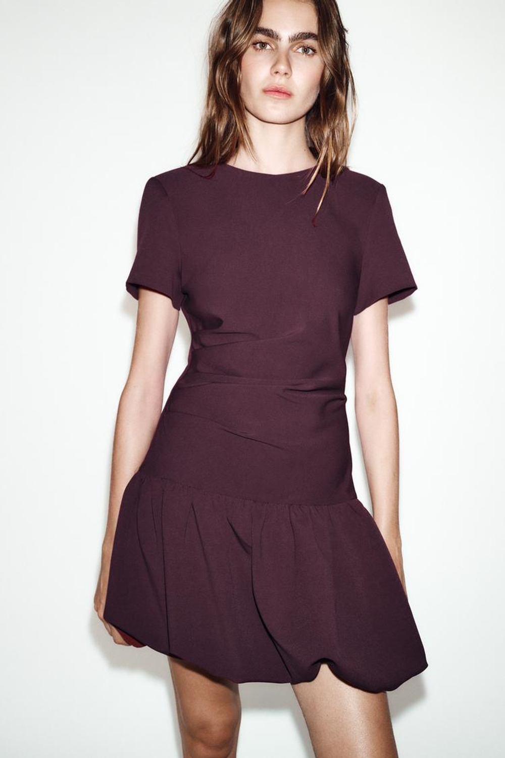 ZARA КОРОТКОЕ ПЛАТЬЕ-БАЛЛОН, БАКЛАЖАННЫЙ