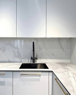 Кухня «Белый рассвет» с золотыми сатиновыми ручками