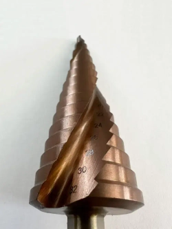 Сверло ступенчатое по металлу кобальтовое 4-32мм конусное