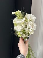 Свадебный букет из белого лизиантуса, калл и незабудок