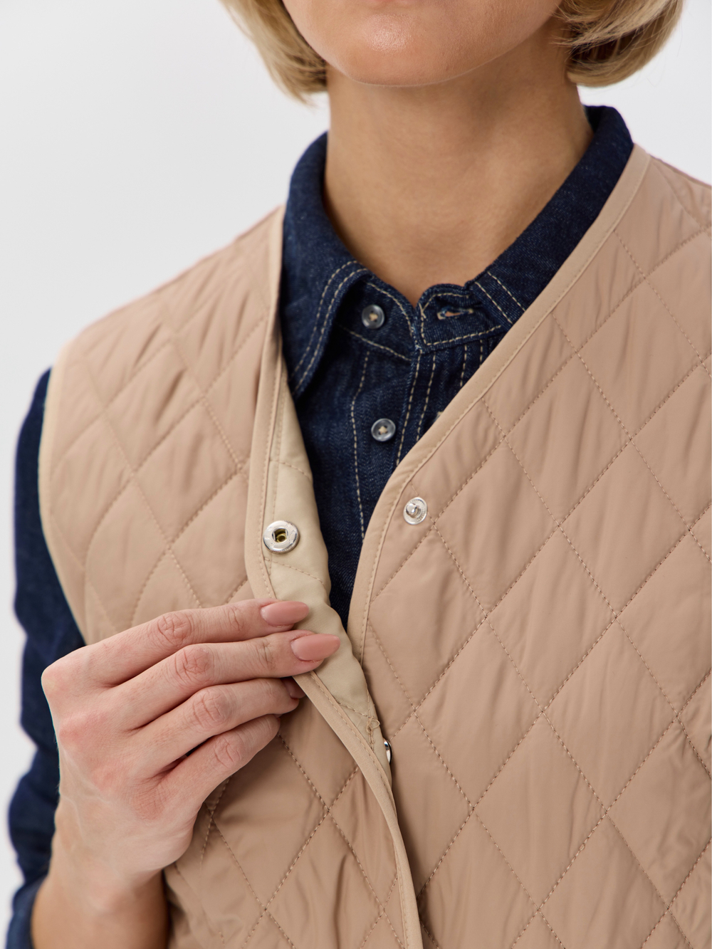 Легкий стеганый жилет с накладными карманами