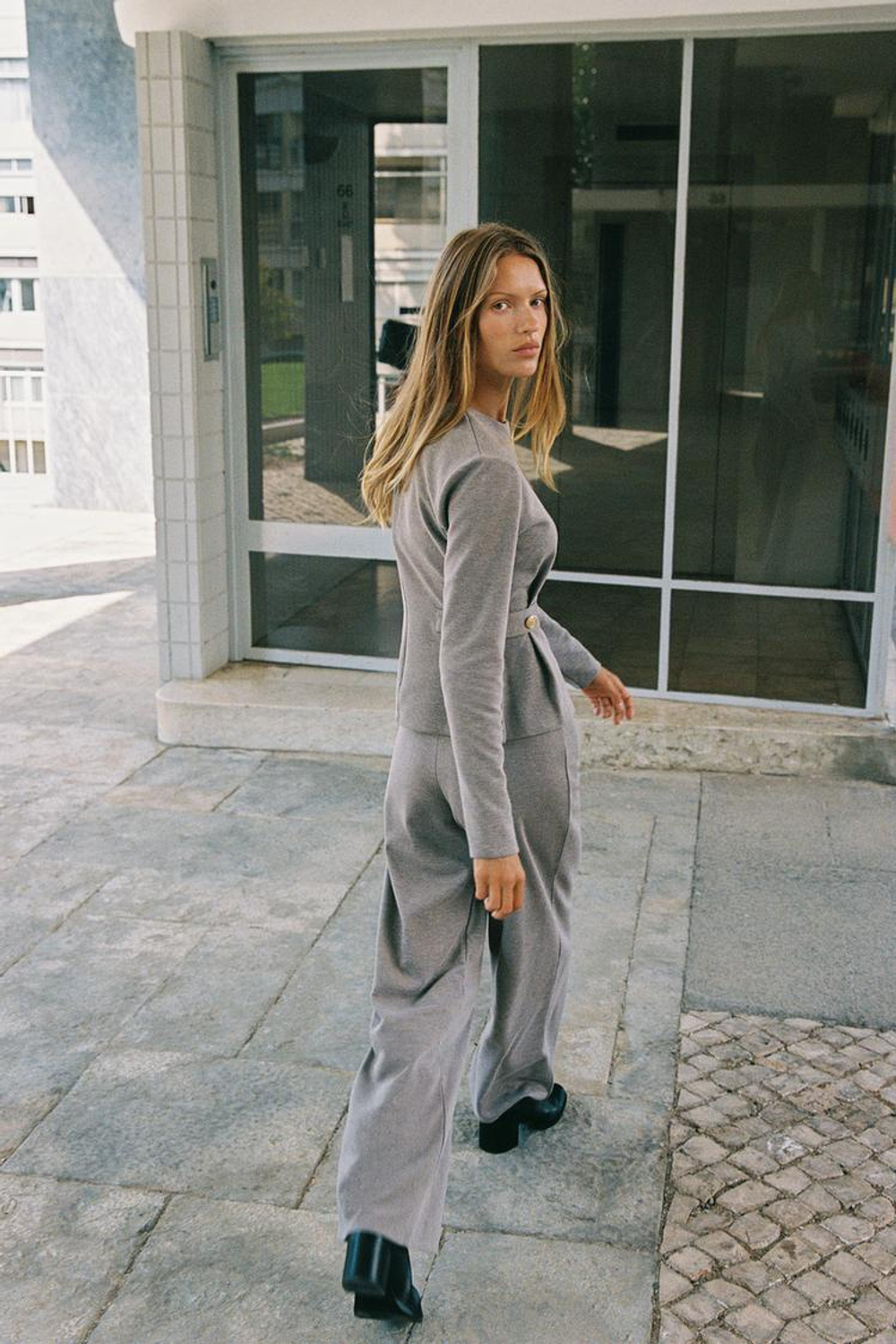 ZARA ТОП ИЗ САРЖИ С ПУГОВИЦАМИ, СЕРО-КОРИЧНЕВЫЙ