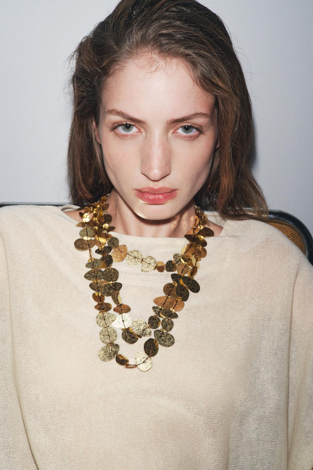 ZARA КАСКАДНОЕ ОЖЕРЕЛЬЕ С МЕТАЛЛИЧЕСКИМИ ПЛАСТИНАМИ, ЗОЛОТИСТЫЙ