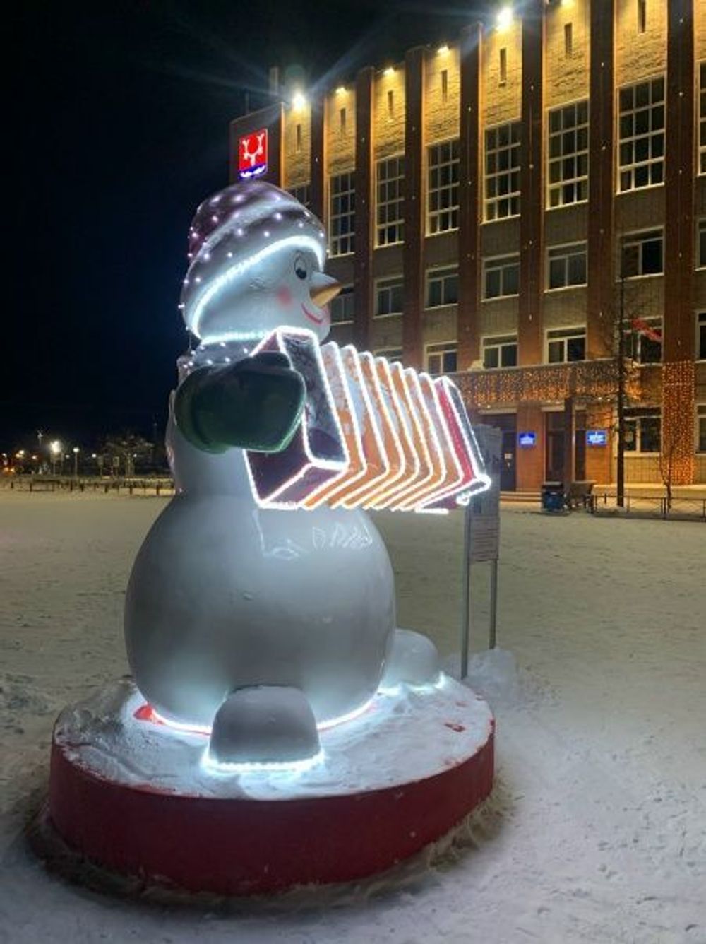 новогодняя фигура большой снеговик с гармошкой