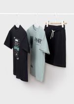 две футболки с шортами