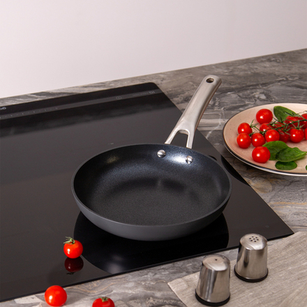 СКОВОРОДА C АНТИПРИГАР. 3Х СЛОЙНЫМ ПОКРЫТ. DAIKIN, СЕРИЯ "CHEF" AGNESS 22*4.5CM, АНОДИРОВАН.АЛЮМИНИЙ