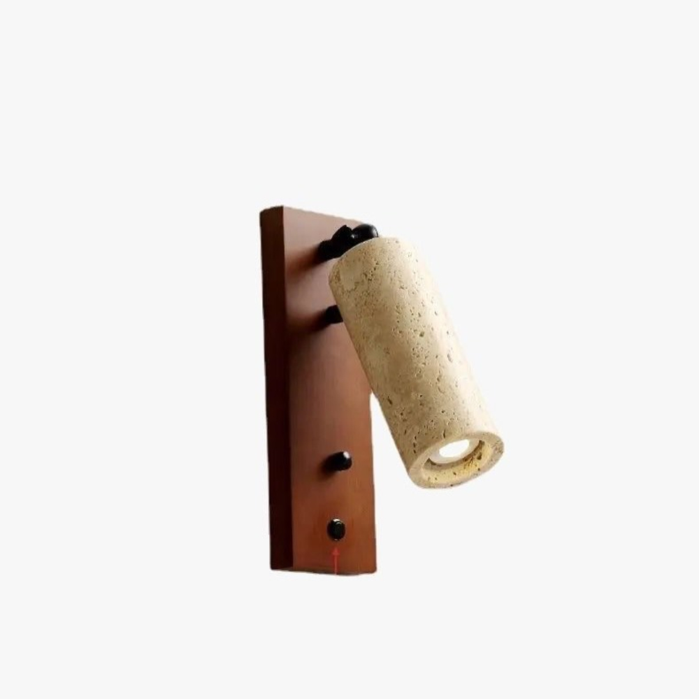 Элегантное настенное бра с вытянутым хрустальным плафоном и металлическим корпусом в тёплом золотом оттенке.