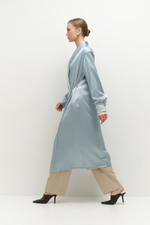 Платье на запах с подплечниками