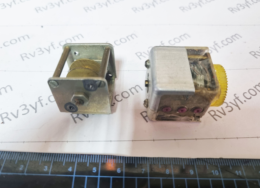 Конденсатор Переменной Емкости (КПЕ). мини 3 секции. Емкость секции по 3-17 пФ.