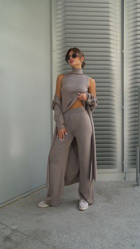 Трикотажный костюм-тройка в коричневом цвете