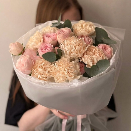 Букет из кустовых роз и диантусов с эвкалиптом
