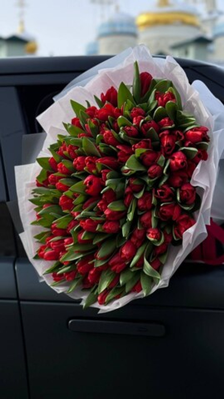 101 красный тюльпан в элегантном оформлении от Флора Маркет