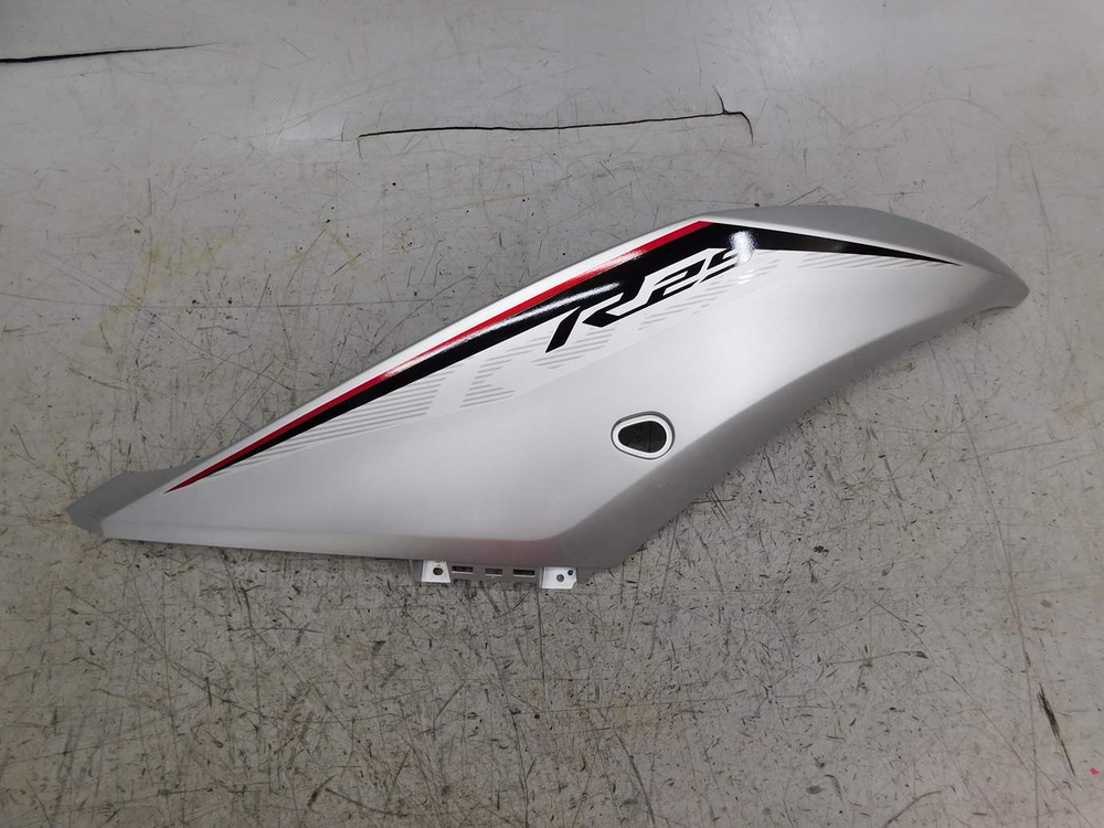 пластик боковой правый Yamaha YZF-R3 BS7-F835V-00 051041