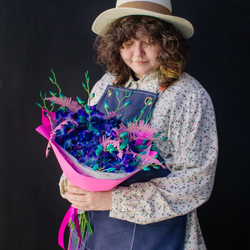 22. Неоновый оригинальный букет с орхидеей