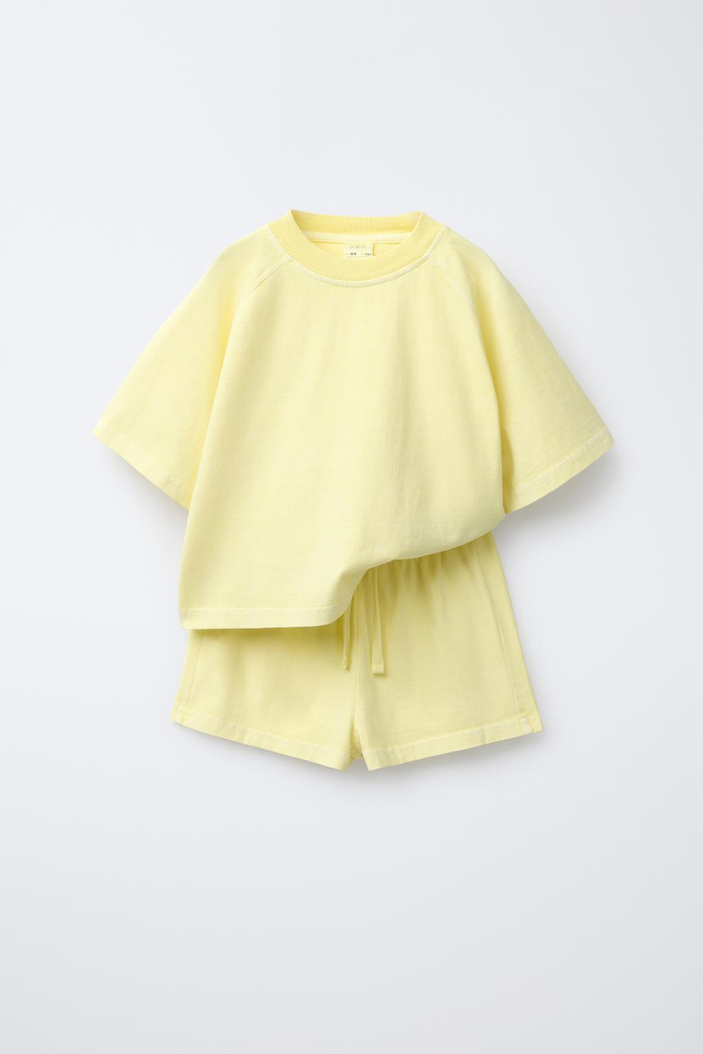 ZARA КОМПЛЕКТ ИЗ ФУТБОЛКИ И ШОРТОВ, ЖЕЛТЫЙ