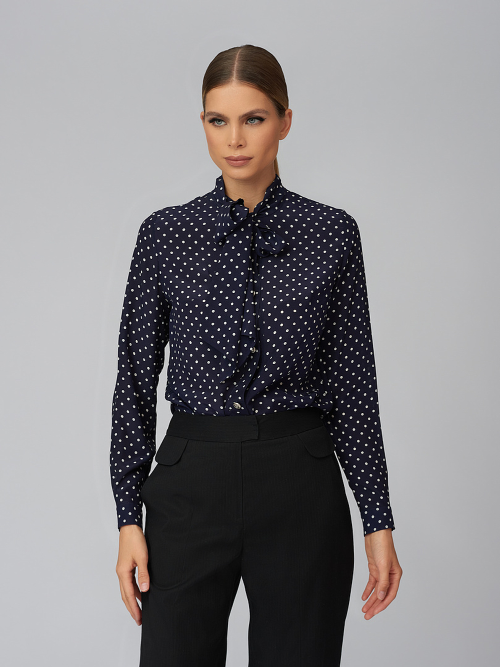 Блуза в горох с бантом