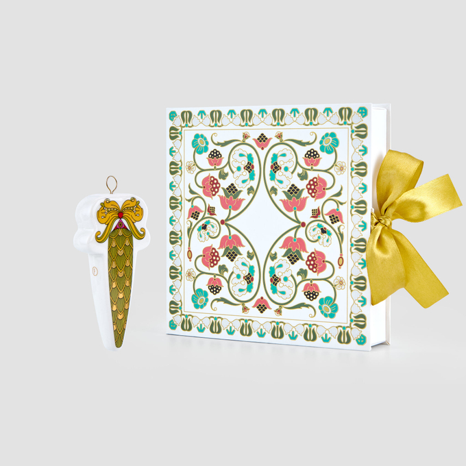 Елочная игрушка Farforite «Шишка / Из сказки в сказку» в подарочной коробке