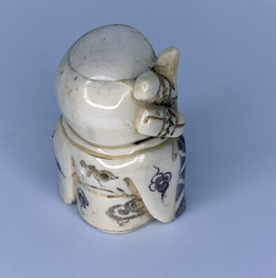 Нэцкэ Шоусин с посохом и персиком