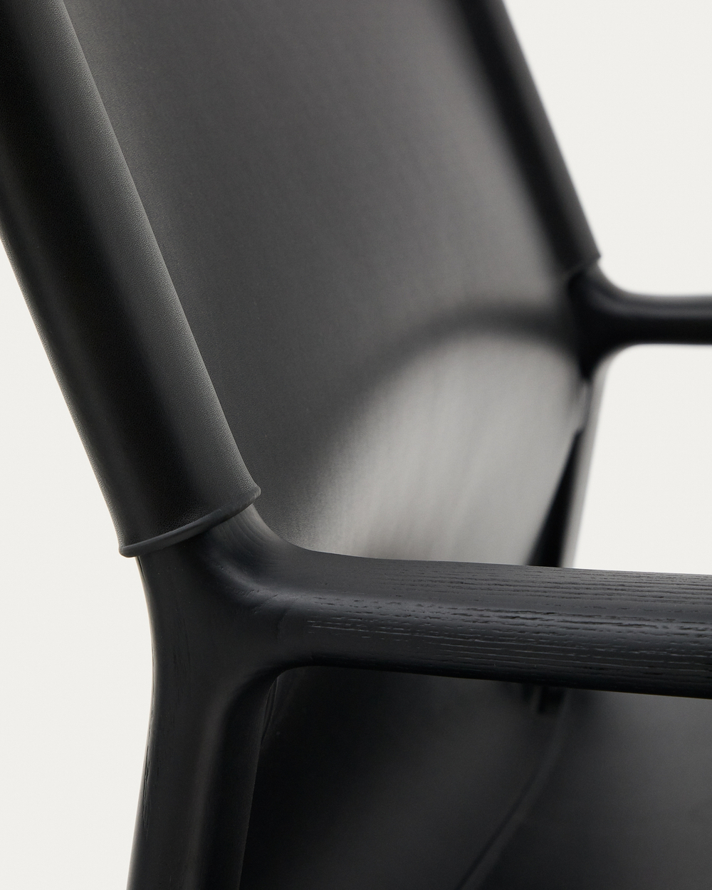 Кресло Jan из переработанной кожи черного цвета и ясеня в черном цвете