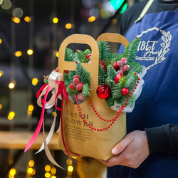 Новогодняя композиция в оригинальном оформлении