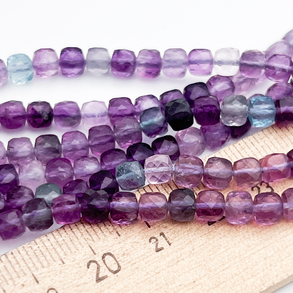 Флюорит бусины, куб, размер около 4,6-4,8 мм, цена за 20-21 шт (1/4 нити)