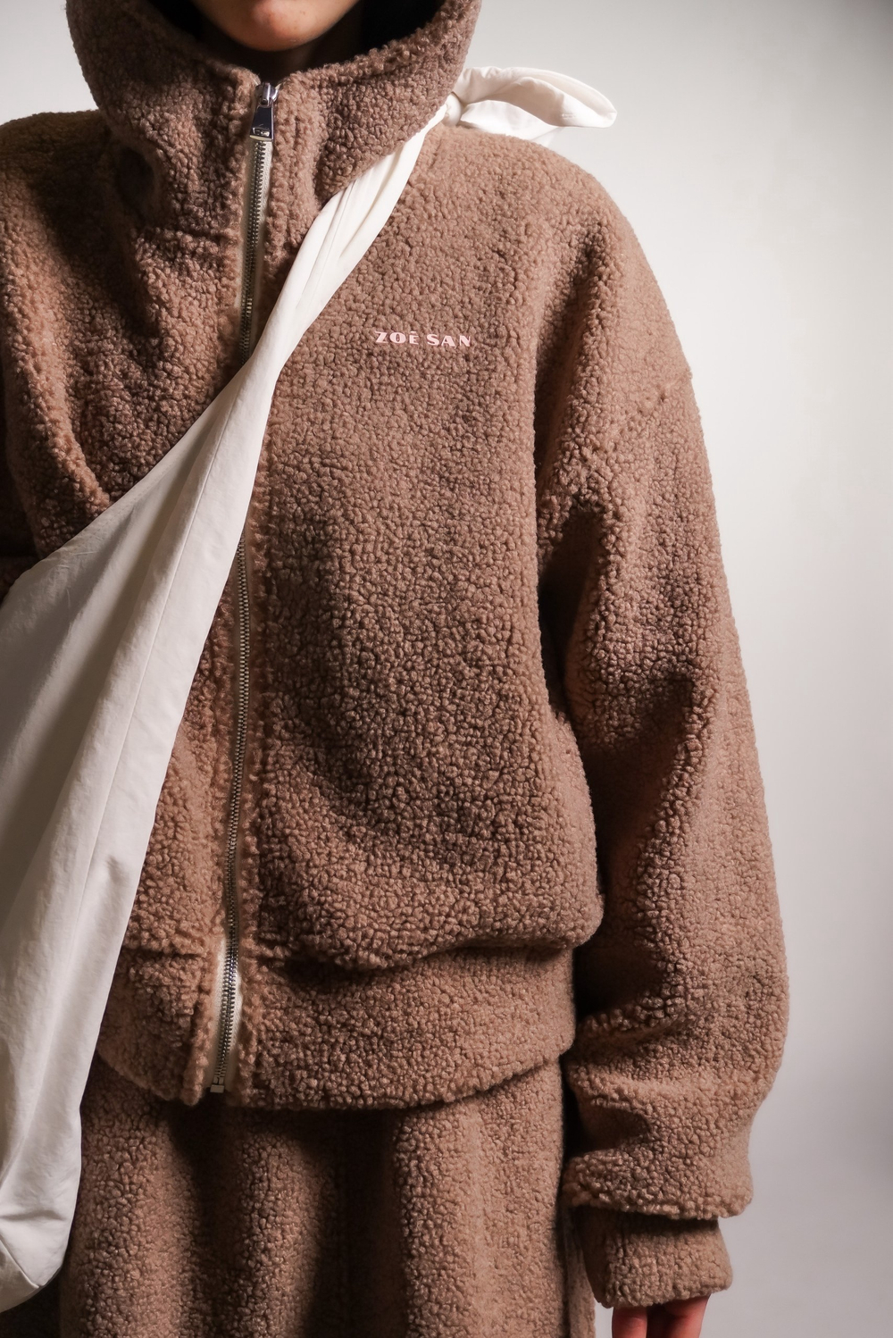Худи на молнии укороченная из плюшевой ткани, какао