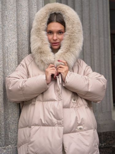 Бежевый пуховик с капюшоном и мехом песца