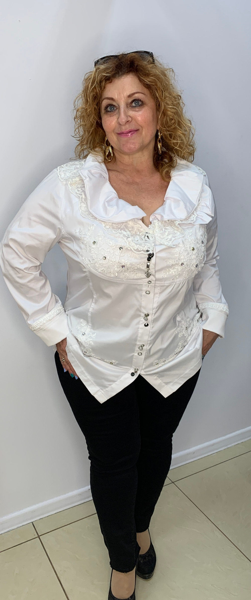 Белый блузон - жакет с кружевной вышивкой