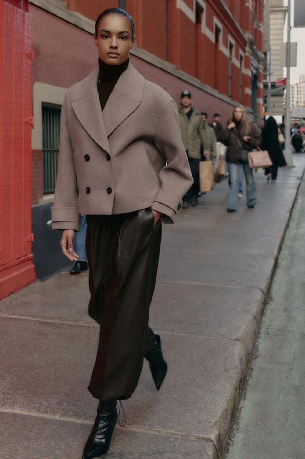 ZARA БРЮКИ-БОМБЕРЫ ИЗ ИСКУССТВЕННОЙ КОЖИ, ТЕМНО-КОРИЧНЕВЫЙ