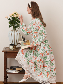 Платье с кружевной оборкой