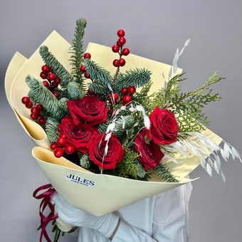 «Алая свежесть» букет из нобилиса,туи,розы ред наоми,декора и хасмантиума