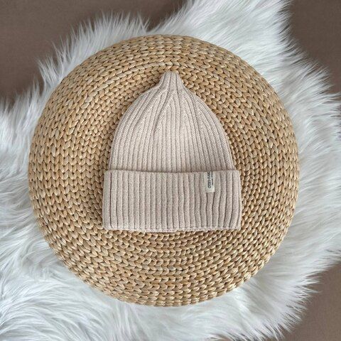 Мягкая вязаная шапочка