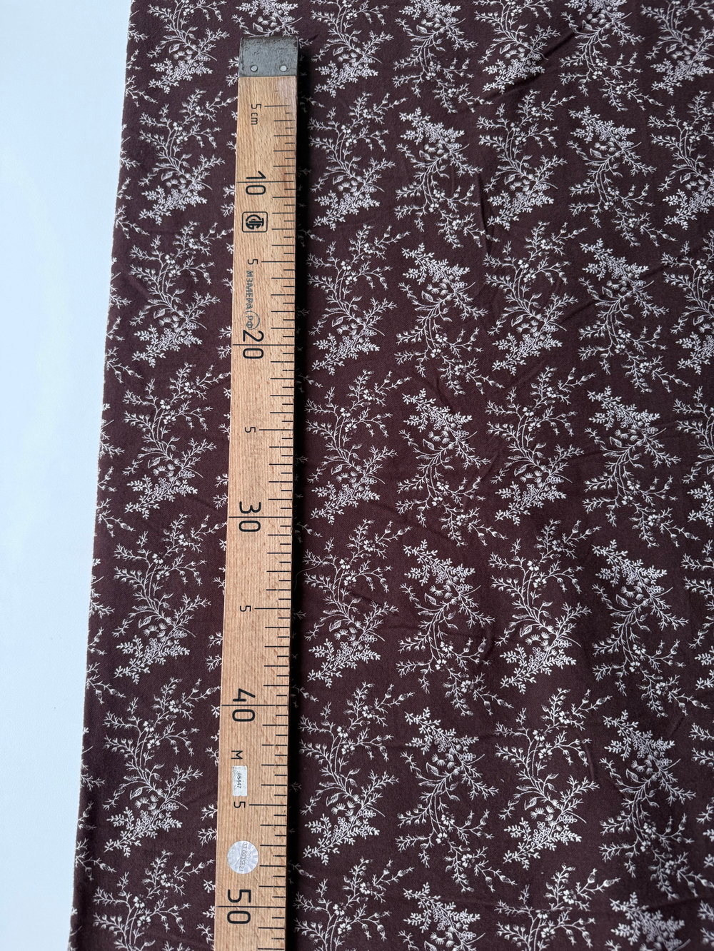 Фланель Грация на шоколадном фоне