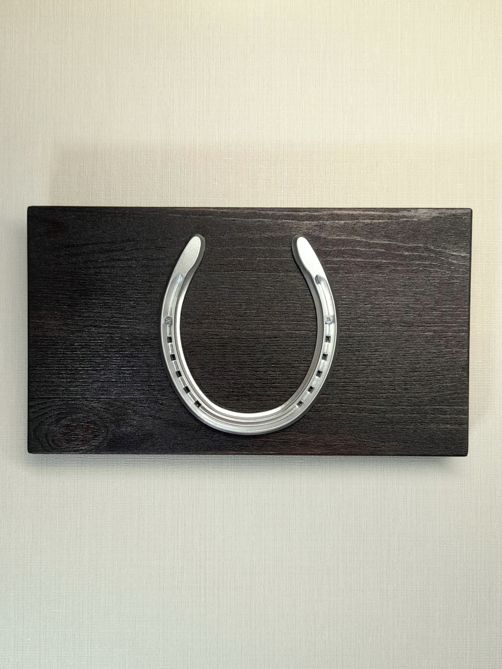 Подкова-сувенир «серебро» на черном. Панно на стену