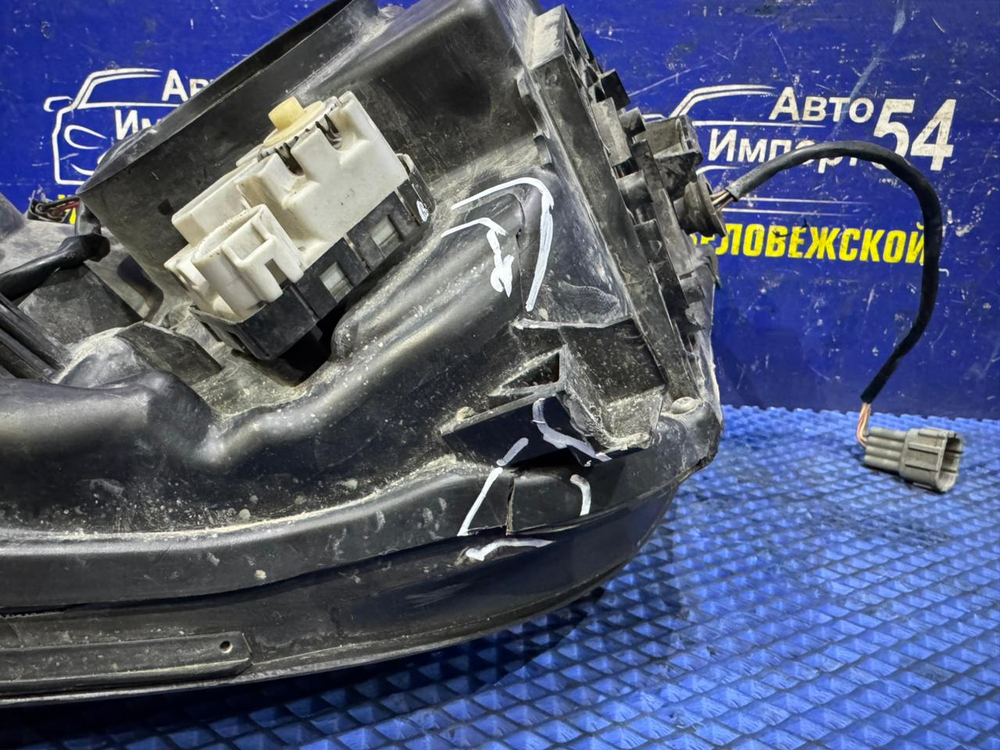 Фара передняя левая NISSAN ELGRAND 2005