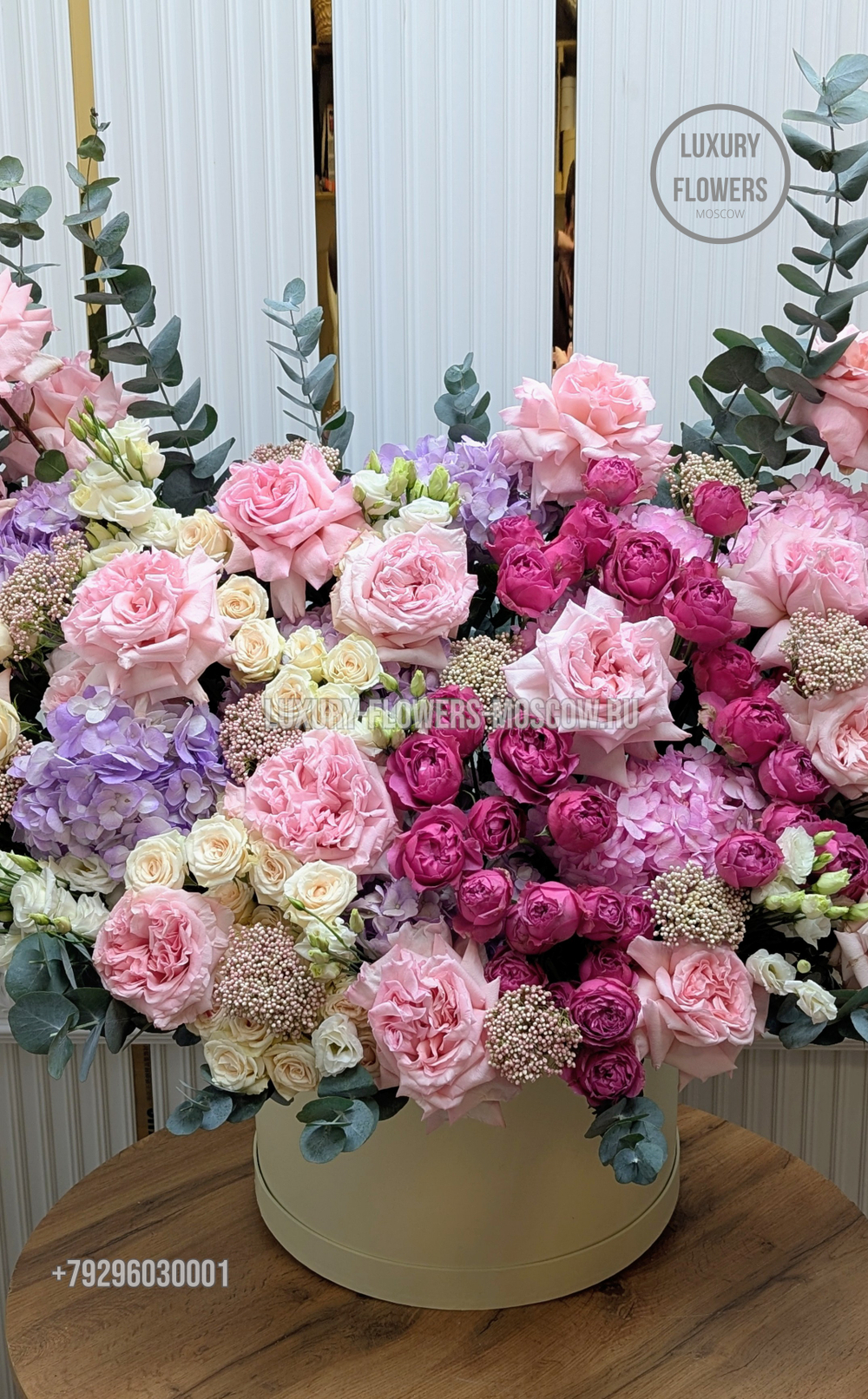 Композиция в шляпной коробке The kiss of O'hara