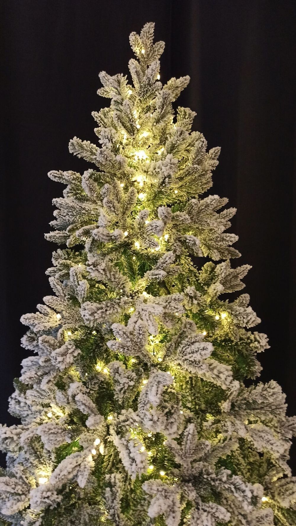 Заснеженная ель с гирляндой «Барокко» теплый свет (Литая+пвх) 210 см / 2,1 м