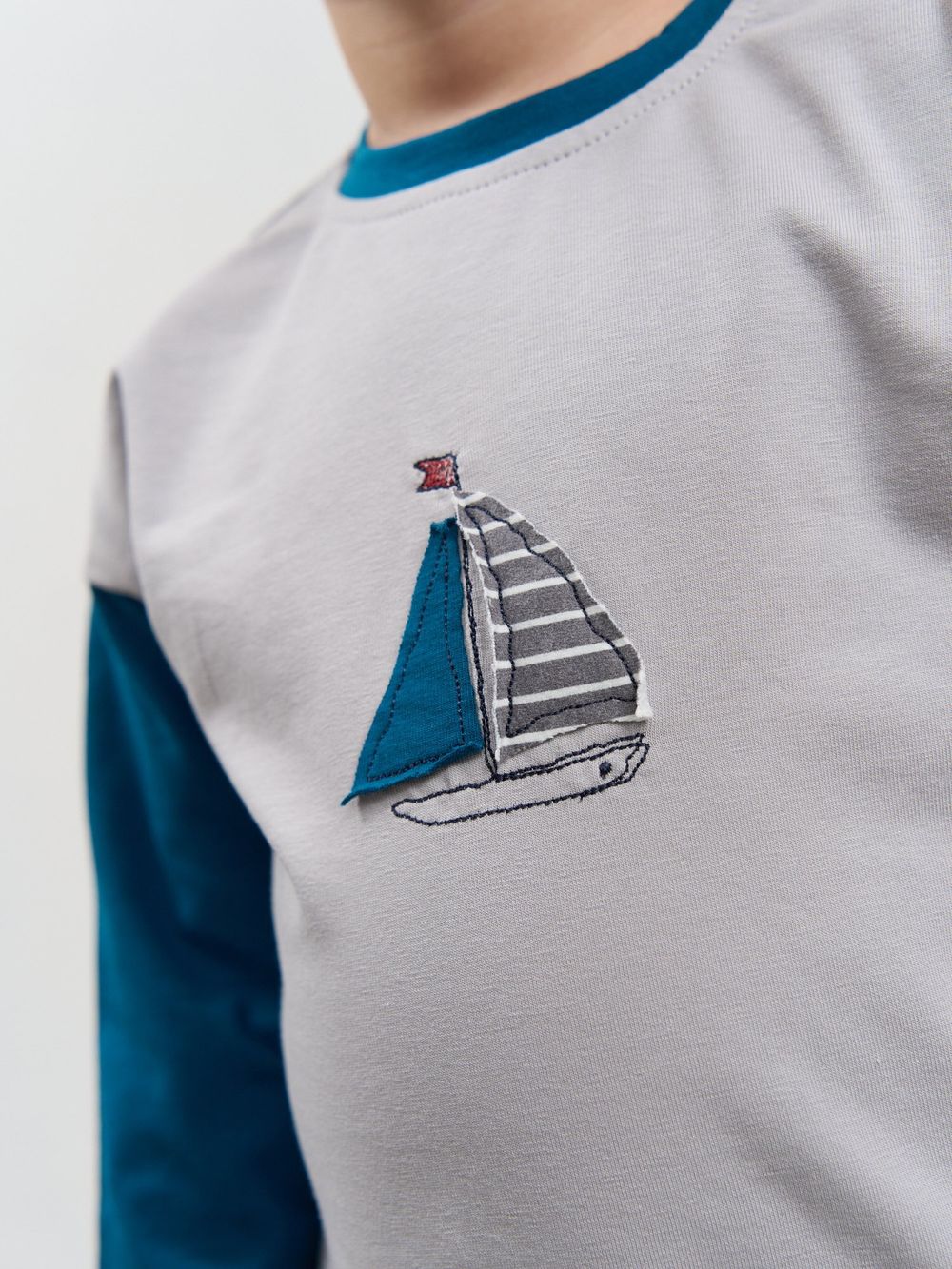 Лонгслив Колор блок "Туман" с принтом 0+