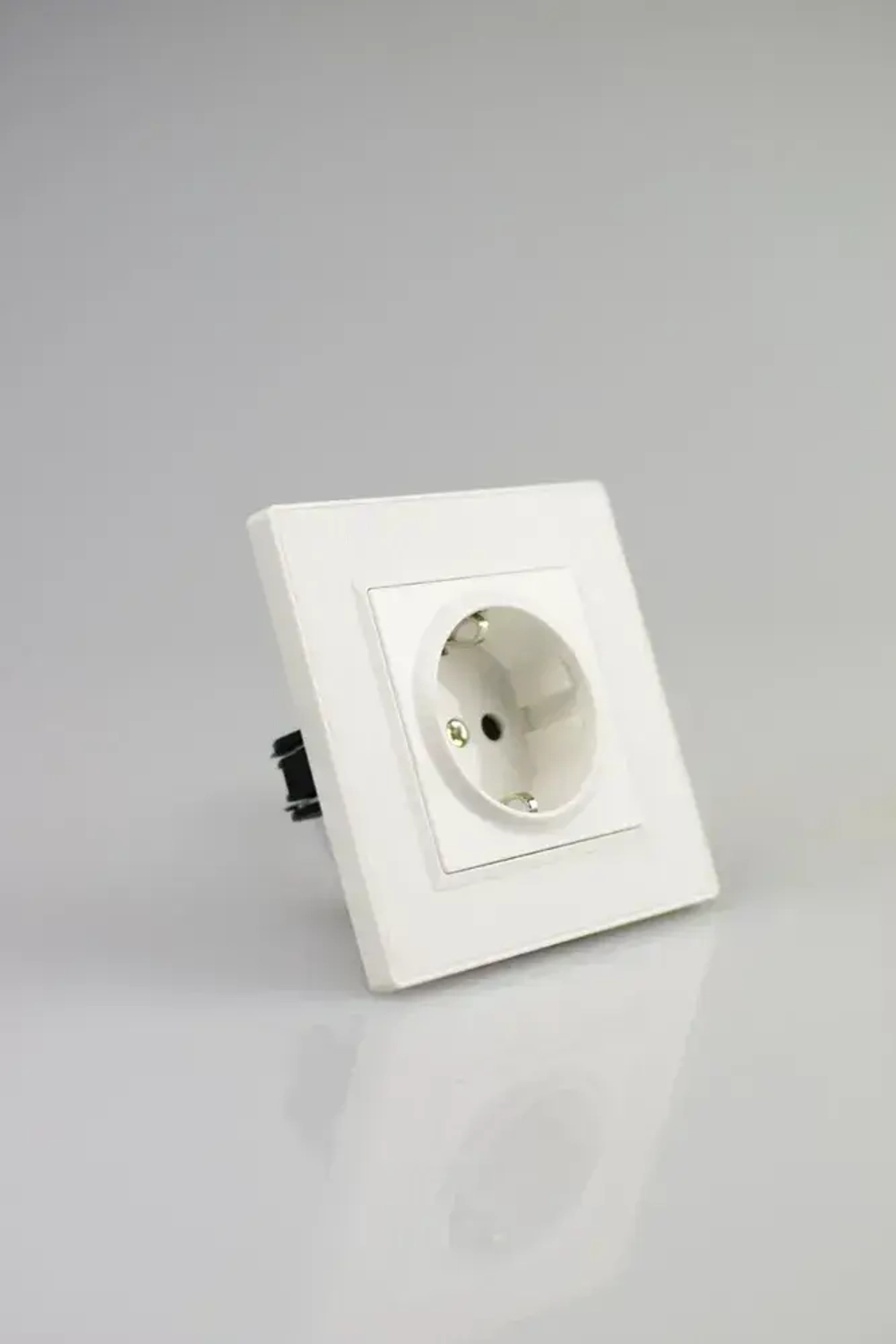 Розетка белая одинарная пластик