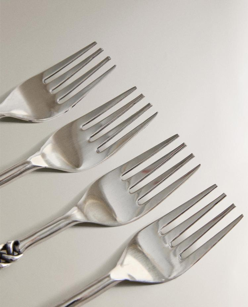 ZARA HOME НАБОР ДЕСЕРТНЫХ ВИЛОК С ПЛЕТЕНЫМИ РУЧКАМИ (4 ШТ.), СТАЛЬНОЙ СЕРЫЙ