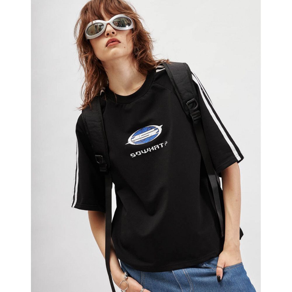 Футболка SoWhat? Logo укороченная черная