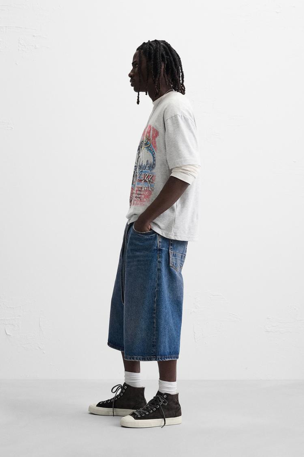 ZARA ФУТБОЛКА ИЗ ТКАНИ С ЭФФЕКТОМ ПОТЕРТОСТИ С ПРИНТОМ, СЕРЫЙ