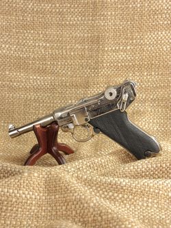 Denix Пистолет Люгер "Парабеллум" P08, Германия, 1898г. хромированный в подарочном футляре