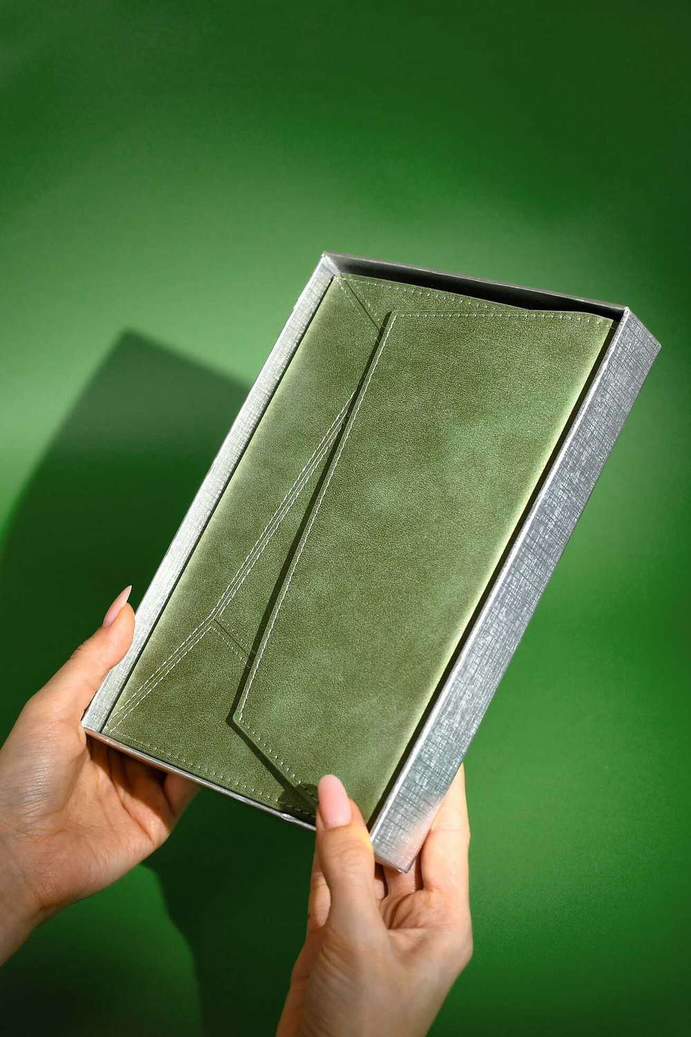 Ежедневник недатированный ESCALADA, А5, 120 л., арт. 70606/ 15 СПИЛОК МЕТАЛЛИК ЗЕЛЁНЫЙ (кожзам: 146x211 мм, твёрдый переплёт, запаянный край, материал обложки: искусственная кожа "Спилок металлик"; способ крепления блока: ниткошвейный; вн. блок: 120