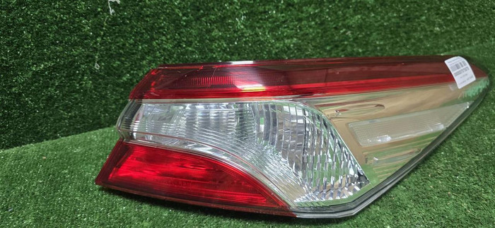 Фонарь правый внеш Toyota Camry xv70 17-нв галоген